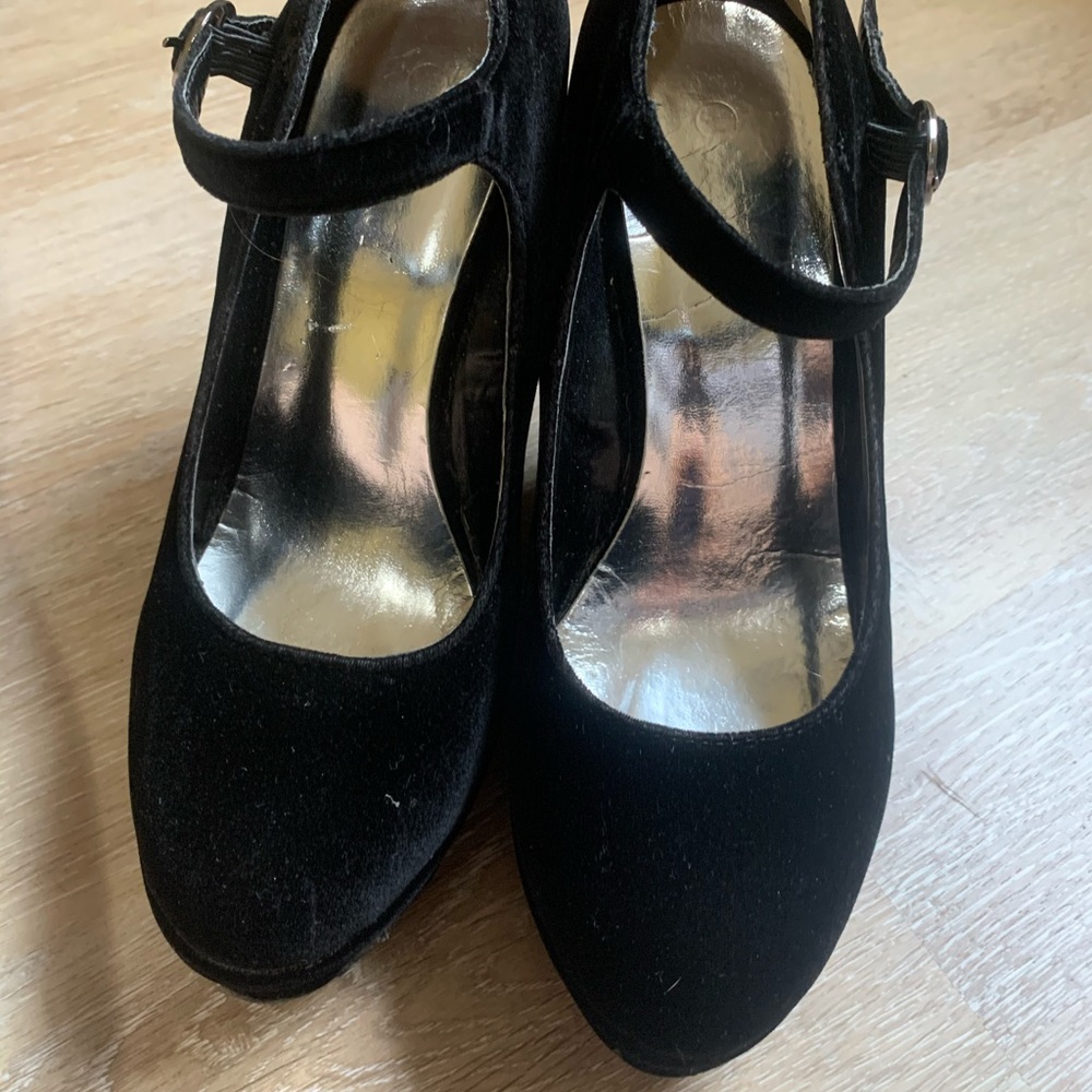 Black wedges